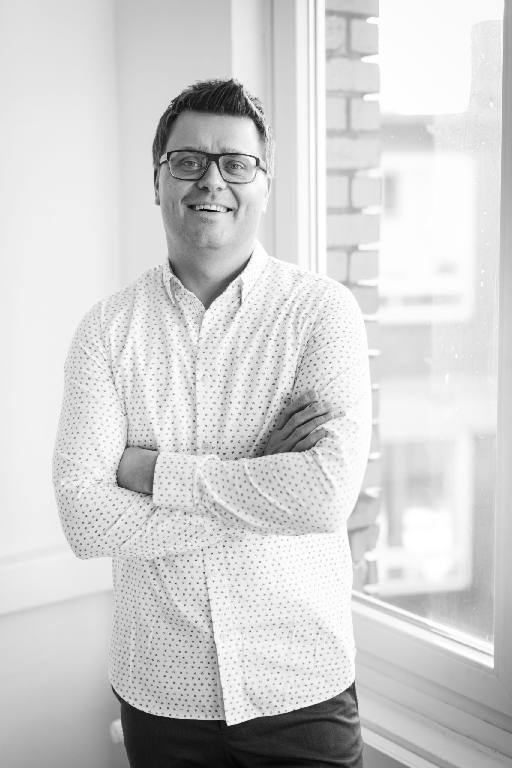 Portraitfoto von Jens Möller in schwarz-weiß